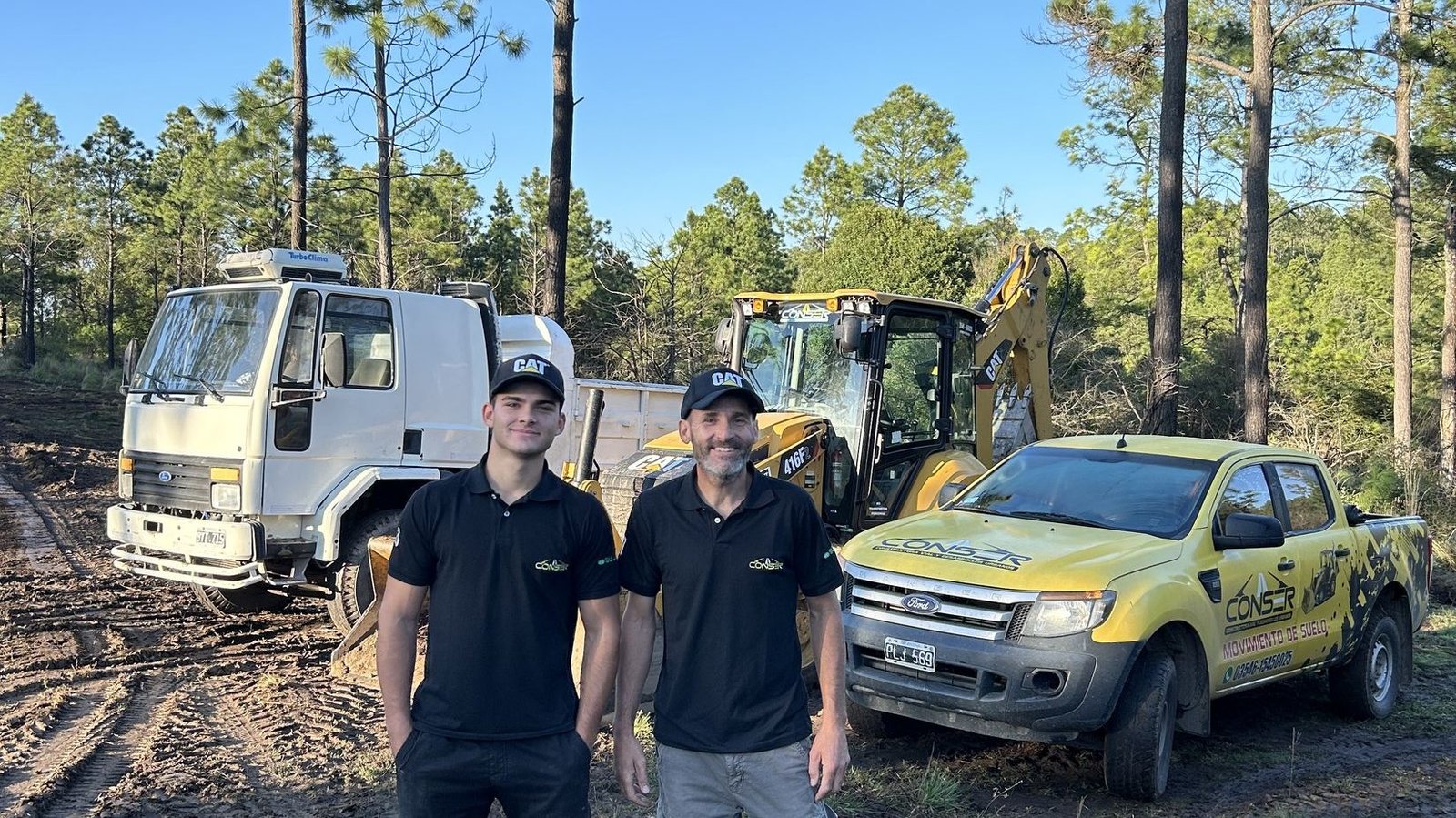 El equipo de CONSER junto al camión, la retroexcavadora y la camioneta de la empresa